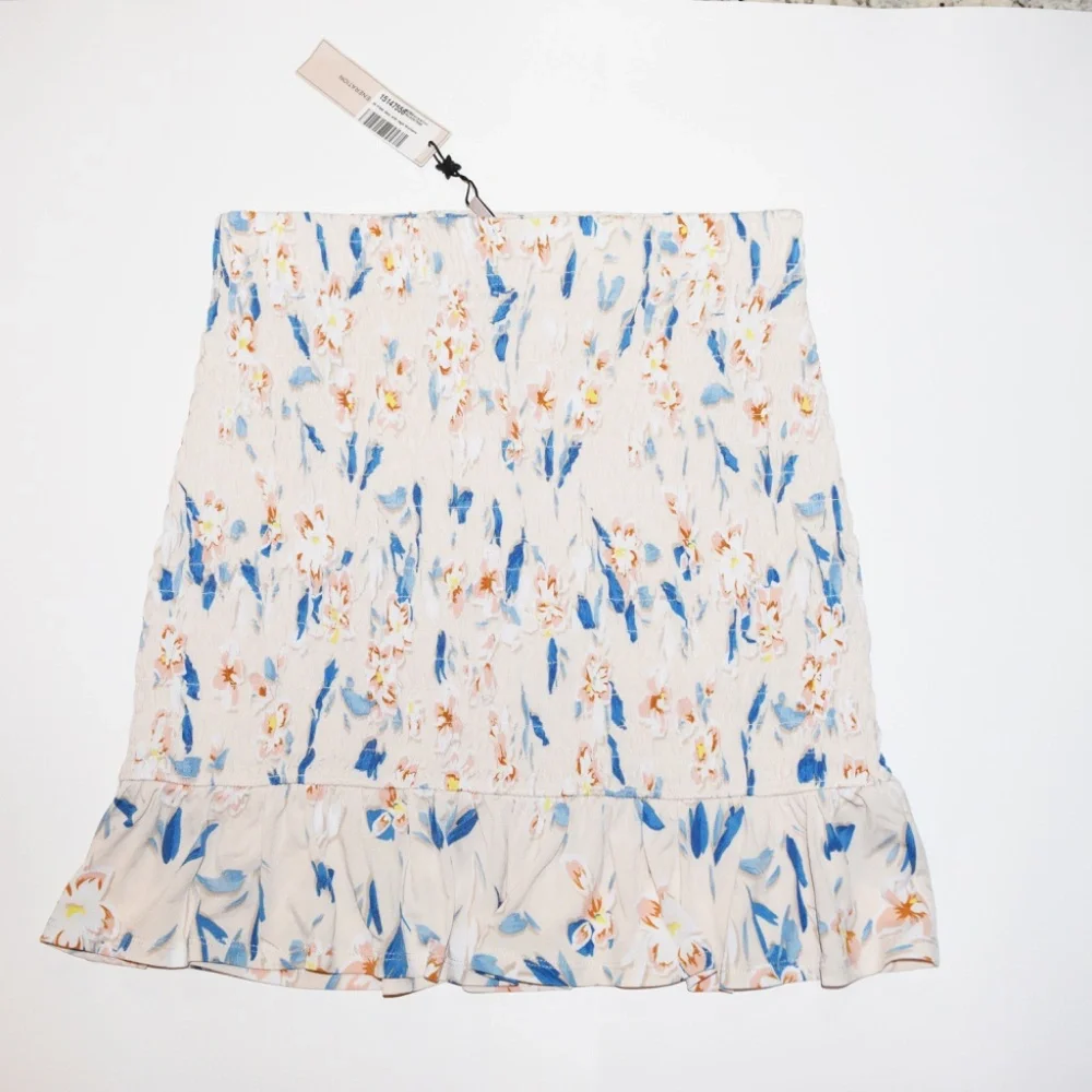 NWT BCBGeneration Floral Spring Smocked Tapioca Mini Skirt Size medium - Picture 6 of 8